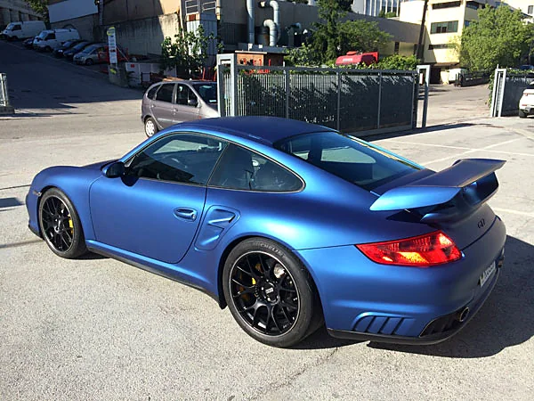 Porsche con wrapping blu opaco