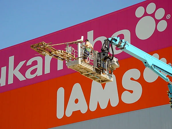 Installazione insegna Eukanuba IAMS con piattaforma aerea