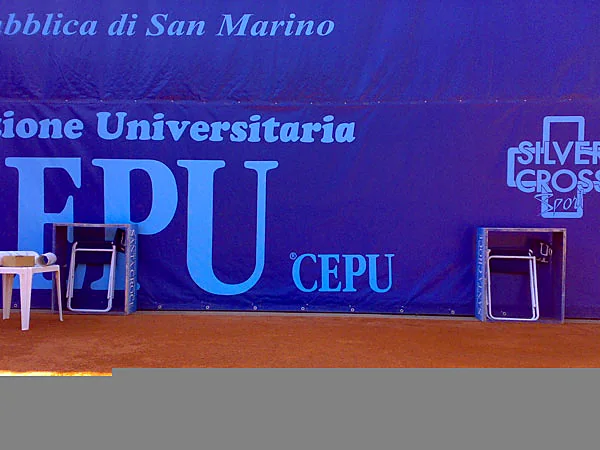 Striscioni a bordo campo da tennis